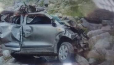 ജമ്മു കശ്മീരിലെ അനന്ത്‌നാഗില്‍ കാര്‍ കൊക്കയിലേക്ക് മറിഞ്ഞു ; 5 കുട്ടികള്‍ ഉള്‍പ്പെടെ 8 പേര്‍ക്ക് ദാരുണാന്ത്യം