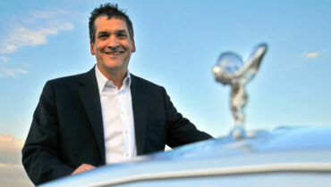 റോൾസ് റോയ്സിൻ്റെ മുൻ ഡിസൈനർ മേധാവിയെ വീട്ടിൽ കയറി കുത്തിക്കൊന്നു