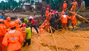 250 കടന്ന് മരണസംഖ്യ; ഉള്ളുപൊട്ടി, ഉറ്റവരെത്തേടി വയനാട്, രാവെങ്കിലും രക്ഷാപ്രവര്‍ത്തനം തുടരുന്നു