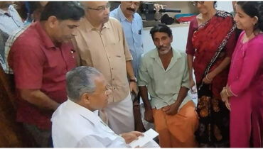 അർജുന്റെ വീട്ടിലെത്തി കുടുംബത്തെ ആശ്വസിപ്പിച്ച് മുഖ്യമന്ത്രി പിണറായി, പിന്നാലെ സിദ്ധരാമയ്യക്ക് കത്തയച്ചു; ‘തിരച്ചിൽ പുനഃരാരംഭിക്കണം’