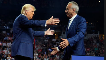 ട്രംപിന് പിന്തുണ; യു.എസ് പ്രസിഡന്റ് സ്ഥാനാര്‍ത്ഥ്വത്തില്‍ നിന്നും പിന്മാറി റോബര്‍ട്ട് എഫ് കെന്നഡി ജൂനിയര്‍, ജോണ്‍ എഫ് കെന്നഡി കൊലപാതകവുമായി ബന്ധപ്പെട്ട എല്ലാ രേഖകളും പുറത്തുവിടുമെന്ന് ട്രംപും