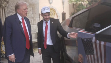 അഭിമുഖത്തിനിടെ ട്രംപിന് ടെസ്ല സൈബർട്രക്കും സ്വർണത്തിന്റെ വാച്ചും സമ്മാനിച്ച് വിവാദ യുഎസ് ഇൻഫ്ലുവൻസർ: വീഡിയോ