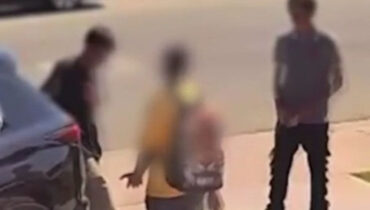 എന്തൊരു അനാദരവ്!; പന്ത്രണ്ടുകാരനെ ചെരുപ്പ് നക്കാൻ നിർബന്ധിച്ചു; യുഎസിൽ കൗമാരക്കാർ അറസ്റ്റിൽ- വിഡിയോ