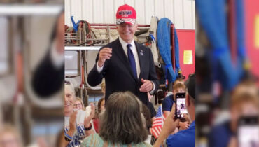 ട്രംപിന്റെ ‘തൊപ്പിയില്‍’ ബൈഡന്‍; ‘ഐക്യ’മെന്ന് വൈറ്റ് ഹൗസ്‌