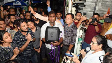 പ്രതിഷേധക്കാരുടെ അഞ്ച് ആവശ്യങ്ങളിൽ മൂന്നെണ്ണം അംഗീകരിച്ച് മമത ബാനർജി; പൊലീസ് കമ്മീഷണറെയും ആരോഗ്യവകുപ്പ് ഉദ്യോഗസ്ഥരെയും നീക്കി