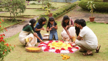 തിരുവോണത്തെ വരവേറ്റ് മലയാളികള്, വയനാടിനെ ചേര്ത്തു പിടിക്കണമെന്ന് മുഖ്യമന്ത്രിയുടെ ഓണ സന്ദേശം