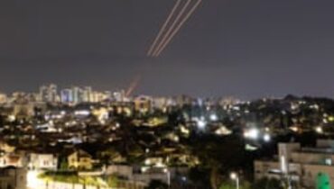 ഇസ്രായേലിനോട് നേരിട്ട് ഏറ്റുമുട്ടൽ തുടങ്ങി ഇറാൻ, ടെൽ അവിവിലേക്ക് മിസൈൽ ആക്രമണം, ലോകം യുദ്ധഭീതിയിൽ