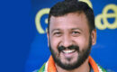 കോഴിയുമായി എം.എല്‍.എ ഓഫീസിലേക്ക് മഹിളാമോര്‍ച്ചയും ഡിവൈഎഫ്ഐയും
