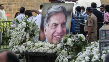 മഹാ മനുഷ്യസ്നേഹി മടങ്ങുന്നു… അന്തിമോപചാരം അര്പ്പിച്ച് ആയിരങ്ങള്, അന്ത്യകര്മ്മങ്ങള് പാഴ്സി ആചാര പ്രകാരം