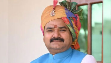 ”ക്യാന്‍സര്‍ രോഗികള്‍ പശുത്തൊഴുത്ത് വൃത്തിയാക്കി അതില്‍ കിടന്നാല്‍ സുഖം പ്രാപിക്കും, രക്തസമ്മര്‍ദ്ദം കുറയും” വിവാദ പരാമര്‍ശവുമായി യു.പി മന്ത്രി