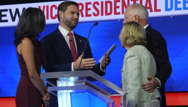 ചൂടേറിയ വൈസ് പ്രസിഡൻ്റ് ഡിബേറ്റിനു ശേഷം , തിരശീലക്കു പിന്നിൽ…