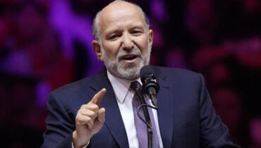 എപ്സ്റ്റീനുമായുള്ള ബന്ധം: ട്രംപിൻ്റെ വാണിജ്യ സെക്രട്ടറി ഹോവാർഡ് ലുട്‌നിക്കിനോട് രാജിവയ്ക്കാൻ ആഹ്വാനം