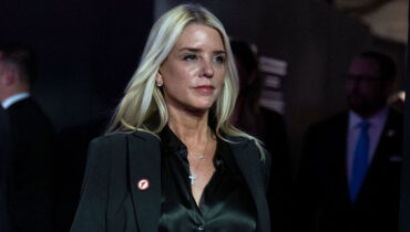 എപ്‌സ്റ്റീൻ കേസ്: യുഎസ് അറ്റോർണി ജനറൽ പാം ബോണ്ടിക്ക് സമൻസ്; നീതിന്യായ വകുപ്പിനെതിരെ ‘ഒളിച്ചുകളി’ ആരോപണം