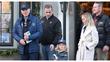 ഇസ്രായേലിന്റെ ക്രൂരത വിവരിക്കുന്ന പുസ്തകം കൈയിൽ, ബ്ലാക്ക് ഫ്രൈഡേ ദിനത്തിൽ പുസ്തക ഷോപ്പിങ്ങുമായി ബൈഡൻ