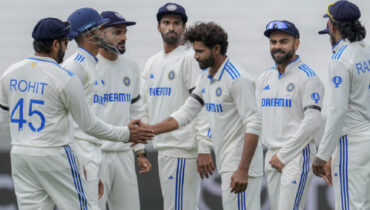 കറുത്ത ബാന്ഡ് ധരിച്ച് ഇന്ത്യന് ക്രിക്കറ്റ് താരങ്ങള്, ‘മന്മോഹന് സിംഗിനോടുള്ള ആദരം’