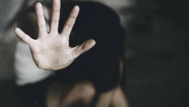 ദേഹമാസകലം ചതവ്, കഴുത്തില്‍ കയര്‍ മുറുകിയ നിലയില്‍, കയ്യിലെ മുറിവില്‍ ഉരുമ്പരിക്കുന്നു; പോക്‌സോ അതിജീവിത അതിഗുരുതരാവസ്ഥയില്‍, ആണ്‍സുഹൃത്ത് കസ്റ്റഡിയില്‍
