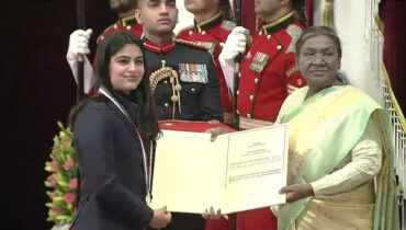 ദേശീയ കായിക അവാര്‍ഡ് സമ്മാനിച്ച്  രാഷ്ട്രപതി; ഖേല്‍ രത്ന ഏറ്റുവാങ്ങി മനു ഭാക്കറും ഡി ഗുകേഷും ഹര്‍മന്‍പ്രീത് സിംഗും പ്രവീണ്‍ കുമാറും