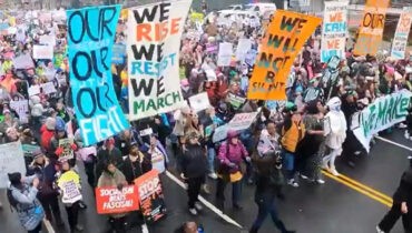ട്രംപിനെതിരെ പ്രതിഷേധവുമായി ആയിരിങ്ങൾ വാഷിങ്ടണിൽ, ലിങ്കൺ മെമ്മോറിയലിലേക്ക് മാർച്ച് നടത്തി