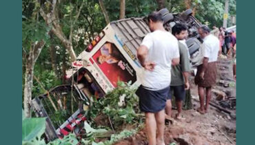 കര്ണാടകയില് നിന്നുള്ള ശബരിമല തീര്ത്ഥാടകര് സഞ്ചരിച്ച ബസ് മറിഞ്ഞ് ഒരാള് മരിച്ചു, 3 പേരുടെ നില ഗുരുതരം; അപകടം പമ്പാ വാലി കണമലയില്