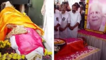 തെന്നല ബാലകൃഷ്ണ പിള്ളയ്ക്ക്  കണ്ണീരില്‍ കുതിര്‍ന്ന യാത്രമൊഴിയേകി രാഷ്ട്രീയ കേരളം, കെപിസിസി ആസ്ഥാനത്ത് മുഖ്യമന്ത്രിയും ഗവർണറും പ്രതിപക്ഷ നേതാവുമടക്കം ജനപ്രവാഹം അന്ത്യാഞ്ജലിയേകാൻ എത്തി
