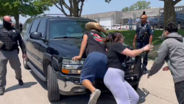 അനധികൃത കുടിയേറ്റക്കാരെ തേടിയെത്തിയ ഉദ്യോഗസ്ഥര്‍ക്ക് നേരെ കല്ലേറ്, വാഹനങ്ങള്‍ തടഞ്ഞു; നെബ്രാസ്‌കയിലെ ഒമാഹയിലും പ്രതിഷേധം