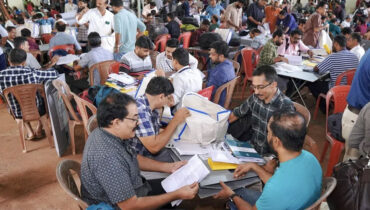 കേരളം അടക്കമുള്ള 5 നിയമസഭാ സീറ്റുകളിലേക്കുള്ള ഉപതെരഞ്ഞെടുപ്പ് പുരോഗമിക്കുന്നു