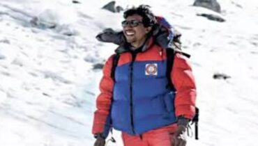 ഓപ്പറേഷൻ സിന്ദൂർ; അഭിനന്ദന പതാക നാട്ടാൻ കയറിയ മലയാളി പർവതാരോഹകൻ ഡെനാലി പർവതത്തിൽ കുടുങ്ങി