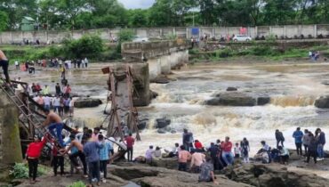 പൂനെയിൽ നടപ്പാലം തകർന്ന് വീണ് അഞ്ച് പേർ മരിച്ചു
