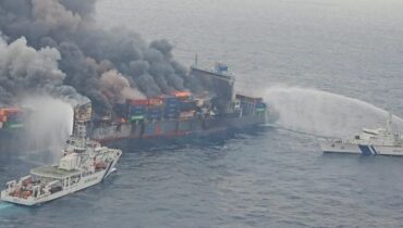 രാസവസ്തുക്കളെ കുറിച്ച് കപ്പല്‍ കമ്പനി വിവരം മറച്ചുവെച്ചു? ആശങ്കയായി വാന്‍ ഹായ് കപ്പലില്‍ വീണ്ടും തീപ്പിടിത്തം