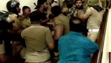 കേരള സർവകലാശാലയിൽ എസ് എഫ് ഐ പ്രതിഷേധം; ഓഫീസിൽ കടന്ന് പ്രവർത്തകർ