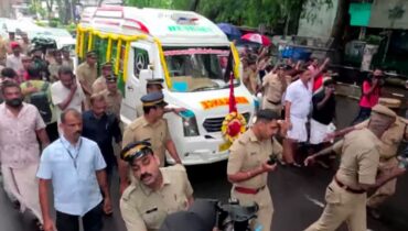 റെഡ് സല്യൂട്ട്; മുദ്രാവാക്യങ്ങളോടെ വേലിക്കകത്ത് വീട്ടിൽ നിന്ന് വിഎസിനെ പൊതുദർശനത്തിനായി വിലാപയാത്രയായി ദർബാർ ഹാളിലേക്ക് എത്തിക്കുന്നു