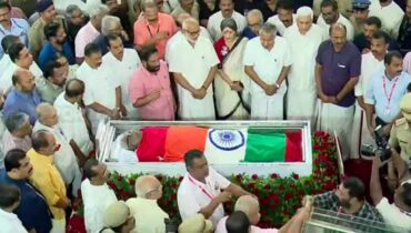 ചെങ്കൊടിയും ദേശീയപതാകയും പുതച്ച് വിഎസ്; അന്ത്യാഭിവാദ്യം അർപ്പിക്കാൻ ദർബാർ ഹാളിൽ ജനപ്രവാഹം