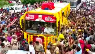 “ഇല്ല, ഇല്ല മരിക്കുന്നില്ല, ജീവിക്കുന്നു ഞങ്ങളിലൂടെ” ….വിപ്ലവ സമര സൂര്യന് വിട നൽകി തലസ്ഥാനം; വിലാപയാത്രയായി വി എസ് ആലപ്പുഴയിലേക്ക്