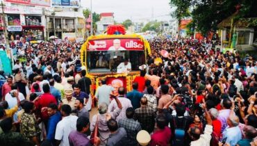 കണ്ണേ കരളേ വി എസ്സേ …… വയലാറിൻ്റെ മണിമുത്തേ…… 22 മണിക്കൂറിലധികം നീണ്ടുനിന്ന വിലാപയാത്രയ്ക്ക് ശേഷം സമര സൂര്യൻ വേലിക്കകത്ത് വീട്ടിൽ അവസാനമായെത്തി; പൊതുദർശനം തുടരുന്നു