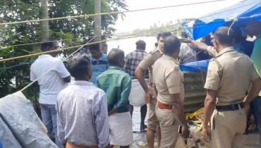 വൈക്കത്ത് മരണവീട്ടിലേക്ക് പോയവർ സഞ്ചരിച്ച വള്ളം മറിഞ്ഞു, 24 പേർ രക്ഷപെട്ടു, ഒരാളെ കാണാതായി, തിരച്ചിൽ