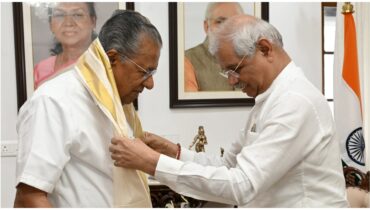 ‘എല്ലാം പറഞ്ഞ് കോംപ്ലിമെന്റാക്കിയോ’? കലാപാന്തരീക്ഷത്തിന് വിട നൽകി മുഖ്യമന്ത്രി രാജ്ഭവനിലെത്തി, പൊന്നാടയണിയിച്ച് സ്വീകരിച്ച് ഗവർണർ