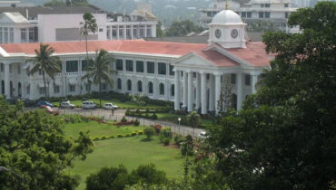 സെക്രട്ടേറിയറ്റില്‍ വനിതാ സിവില്‍ പൊലീസ് ഉദ്യോഗസ്ഥയെ പാമ്പ് കടിച്ചെന്ന് വിവരം, പരിസരമാകെ കാടുകയറിയെന്ന് പരാതി