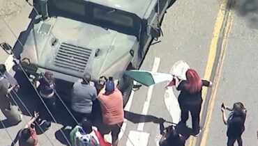 കുടിയേറ്റക്കാര്‍ക്കായി കാലിഫോര്‍ണിയയിലെ ഫാമില്‍ പരിശോധയ്‌ക്കെത്തിയ ഫെഡറല്‍ ഏജന്റുമാരും പ്രതിഷേധക്കാരും തമ്മില്‍ ഏറ്റുമുട്ടി ; കണ്ണീര്‍വാതകം, കല്ലേറ്, വെടിവയ്പ്പ്