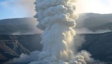 ആശങ്ക ഒഴിയാതെ ജപ്പാൻ; അഗ്നിപര്‍വ്വത സ്ഫോടനവും തുടര്‍ ഭൂചലനങ്ങളും സംഭവിക്കുന്നു