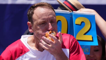 ഹോട്ട് ഡോഗ് തീറ്റ മത്സരത്തില്‍ ജോയ് ചെസ്റ്റ്‌നട്ടിനെ തോല്‍പ്പിക്കാനാവില്ല മക്കളേ… 10 മിനിറ്റില്‍ 70 ഹോട്ട് ഡോഗുകളും ബണ്ണുകളും അകത്താക്കി , പക്ഷേ, സ്വന്തം റെക്കോര്‍ഡ് തിരുത്താനായില്ല