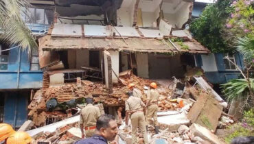 കോട്ടയം മെഡിക്കല് കോളേജിലെ കെട്ടിടത്തിന്റെ ഭാഗം പൊളിഞ്ഞു വീണു ; കുട്ടിയടക്കം മൂന്നുപേര്ക്ക് പരുക്ക്, ഉപയോഗത്തില് ഇല്ലാതിരുന്ന കെട്ടിടമാണിതെന്ന് മന്ത്രി വീണ