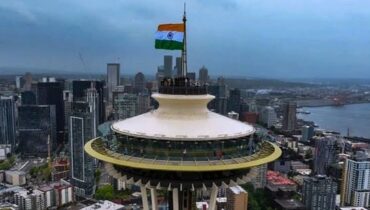 സിയാറ്റിൽ സ്‌പേസ് നീഡിലിൽ ആദ്യമായി ഇന്ത്യൻ പതാക ഉയർന്നു; അഭിമാനകരമായ ചരിത്രനിമിഷത്തിന് സാക്ഷിയായി അമേരിക്കയിലെ ഇന്ത്യൻ സമൂഹം