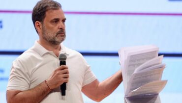 ‘വോട്ട് കൊള്ള’ ആരോപണത്തിൽ കടുപ്പിച്ച് തെരഞ്ഞെടുപ്പ് കമ്മീഷൻ, തെളിവു നൽകാൻ രാഹുൽ ഗാന്ധിക്ക് നോട്ടീസ്; രേഖയിലെ വിവരം തെറ്റെന്നും പരാമർശം