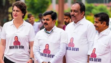 പ്രിയങ്കയടക്കമുള്ള എംപിമാർ പാർലിമെന്റിന് മുന്നിലെത്തിയ ടി ഷർട്ട് ‘മിന്താ ദേവി 124 നോട്ട് ഔട്ട്’,   രാജ്യ ശ്രദ്ധയാകർശിച്ച് വോട്ട് കൊള്ള പ്രതിഷേധം
