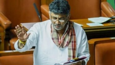 നിയമസഭയിൽ ആർഎസ്എസ് ഗണഗീതം പാടി ഡികെ ശിവകുമാർ, മുഖ്യമന്ത്രി സ്ഥാനത്തിൽ ഹൈക്കമാൻഡിനുള്ള സൂചനയെന്ന് ബിജെപി; പരിഹാസമെന്ന് മറുപടി