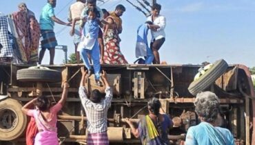 തമിഴ്നാട്‌ കടലൂരിൽ  റെയിൽവേ ട്രാക്കിൽ  സ്‌കൂൾവാൻ മറിഞ്ഞ്  9 കുട്ടികൾക്ക് പരിക്കേറ്റു