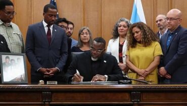 ട്രംപിന്റെ നീക്കത്തെ നേരിടാൻ ഒരു മുഴം മുന്നേ ചിക്കാഗോ മേയർ, ഇമിഗ്രേഷൻ നടപടികൾക്കെതിരെ ഉത്തരവിറക്കി