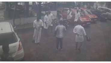 ടിപി കേസ് പ്രതി കൊടി സുനിയും സംഘവും പരസ്യ മദ്യപാനം നടത്തുന്ന വീഡിയോ പുറത്ത്, 3 പൊലീസുകാർക്ക് സസ്പെൻഷൻ