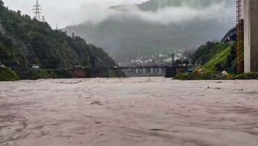ജമ്മു-കാശ്മീരിലെ മേഘവിസ്‌ഫോടനം : 5 കുട്ടികള്‍ ഉള്‍പ്പെടെ 11 മരണം, 7 പേര്‍ ഒരേ കുടുംബത്തിലുള്ളവര്‍