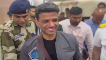 ക്യാപ്റ്റൻ ശുഭാൻഷു ശുക്ല ഇന്ത്യയിൽ എത്തി; ഡൽഹി വിമാനത്താവളത്തിൽ വൻ വരവേൽപ്പ്